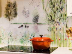 Emma-Britton-Decorative-Glass-Bespoke-glass splashback-in kitchen-under-cupboards.