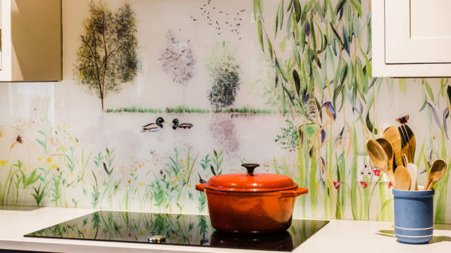 Emma-Britton-Decorative-Glass-Bespoke-glass splashback-in kitchen-under-cupboards.