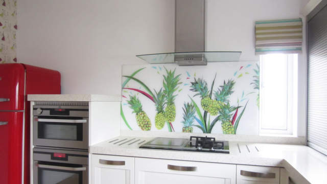 Bespoke Glass Splashback Glasgow featuring pineapples behind a hob