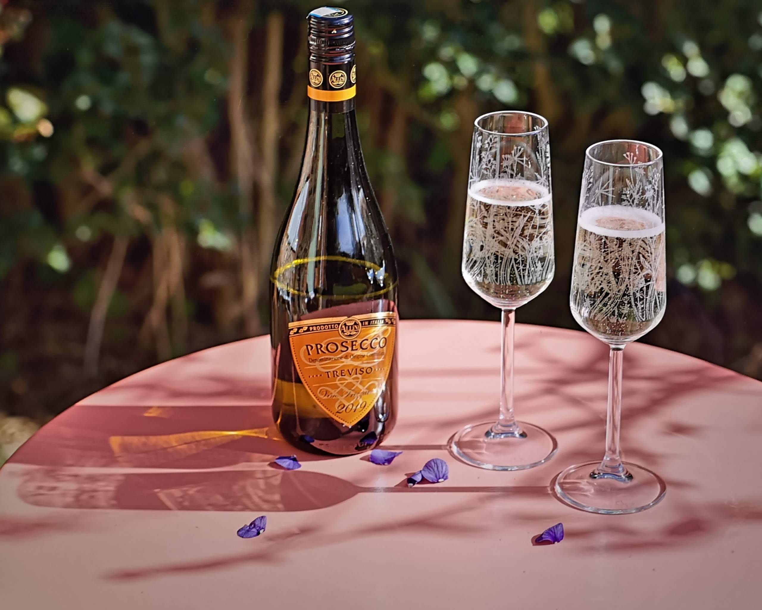 Meadow-champagne-flutes-with-processco
