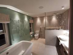 Emma-Britton-Bespoke-Glass-Bathroom-Panels