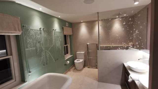 Emma-Britton-Bespoke-Glass-Bathroom-Panels