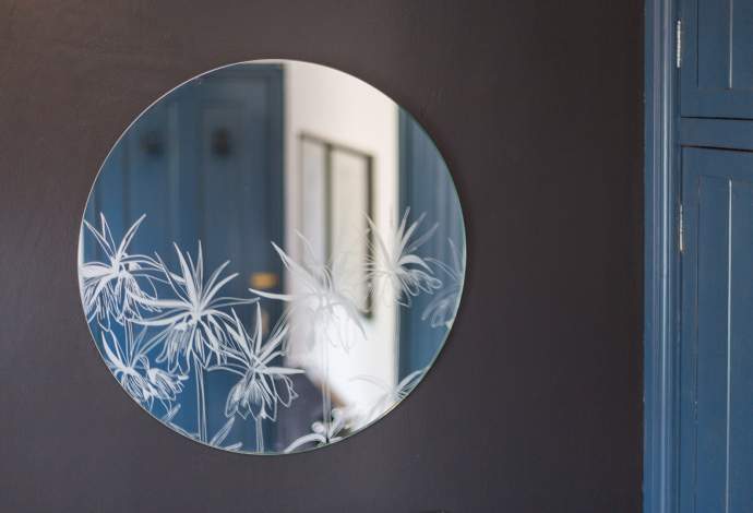 Emma-Britton-Round-Decorative-Mirror-Fritillaria