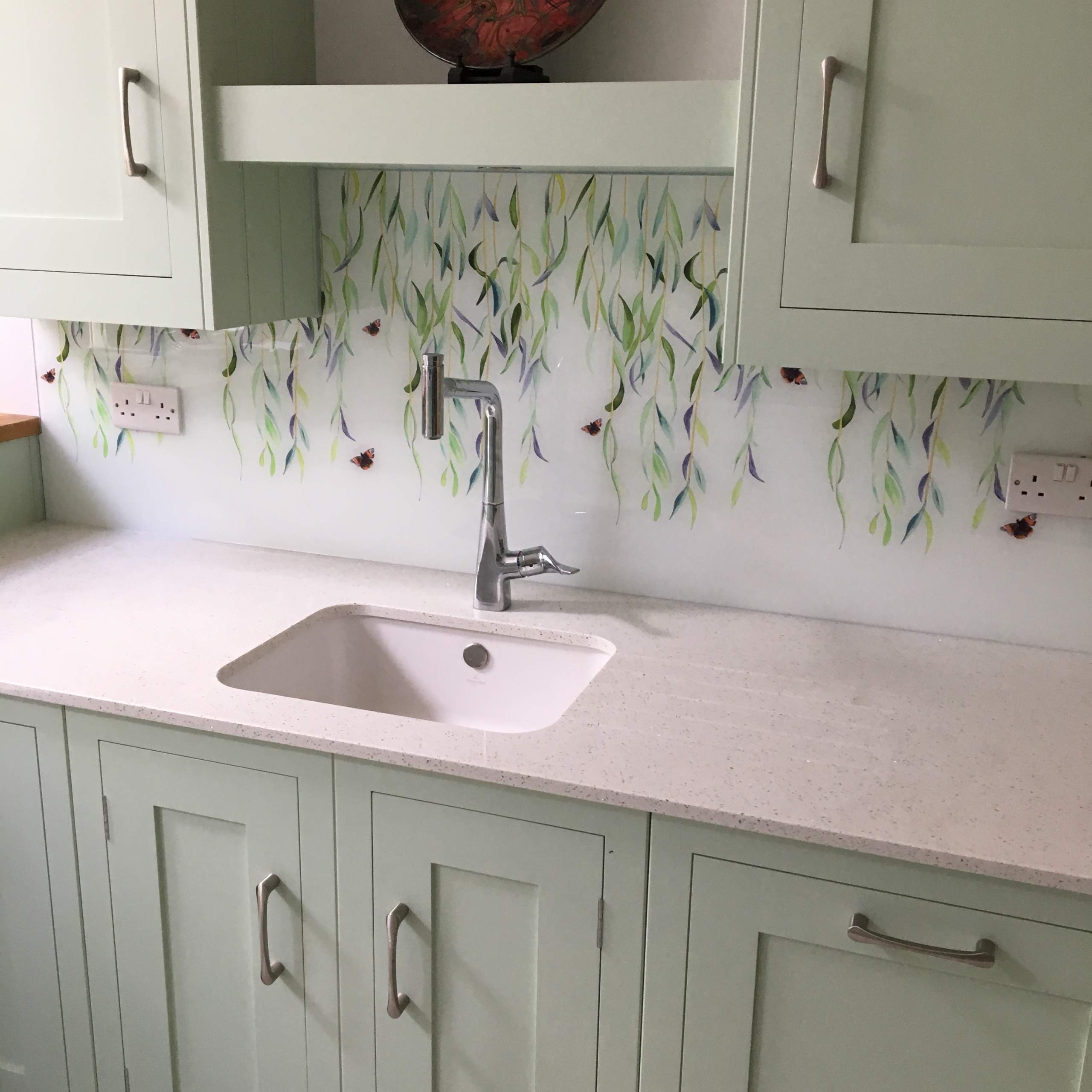 Green-kitchen-with-willow