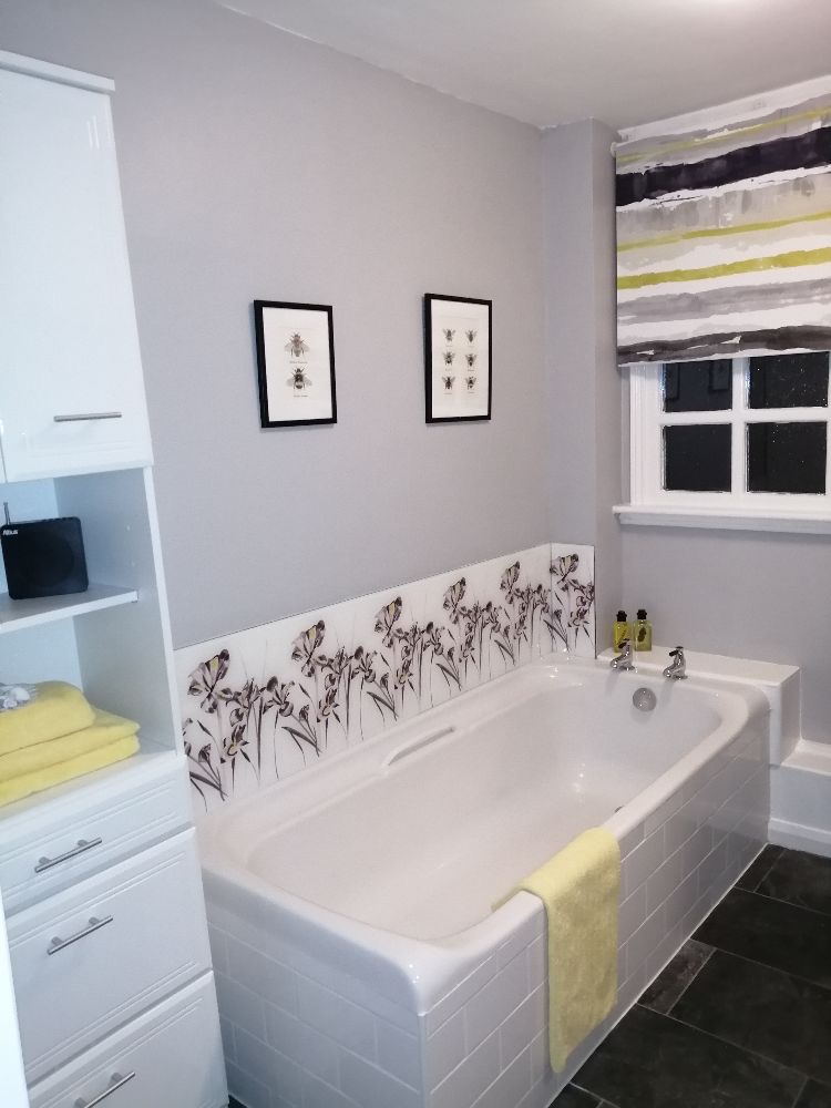 Emma-Britton-Decorative-Glass-Designer-Iris-White-Glass-Bath-Splashback