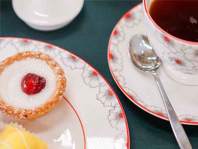 Emma-Britton-Duchess-China-Plate-Floral-Twist-Collection