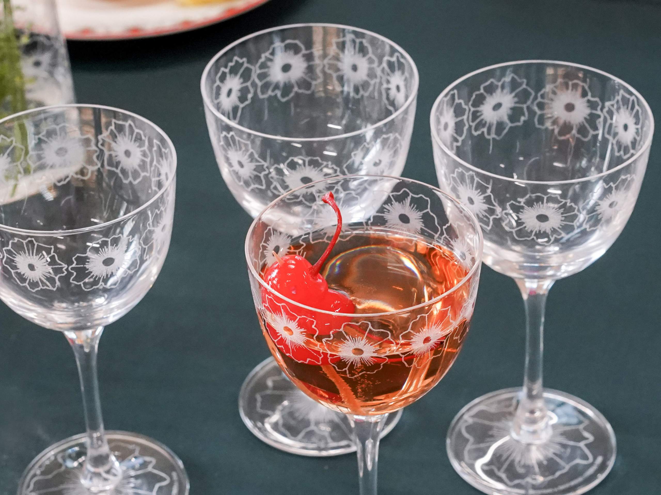 Emma-Britton-Decorative-Glass-Floral-Twist-Cocktail-Glasses-Home-Bar-Glassware