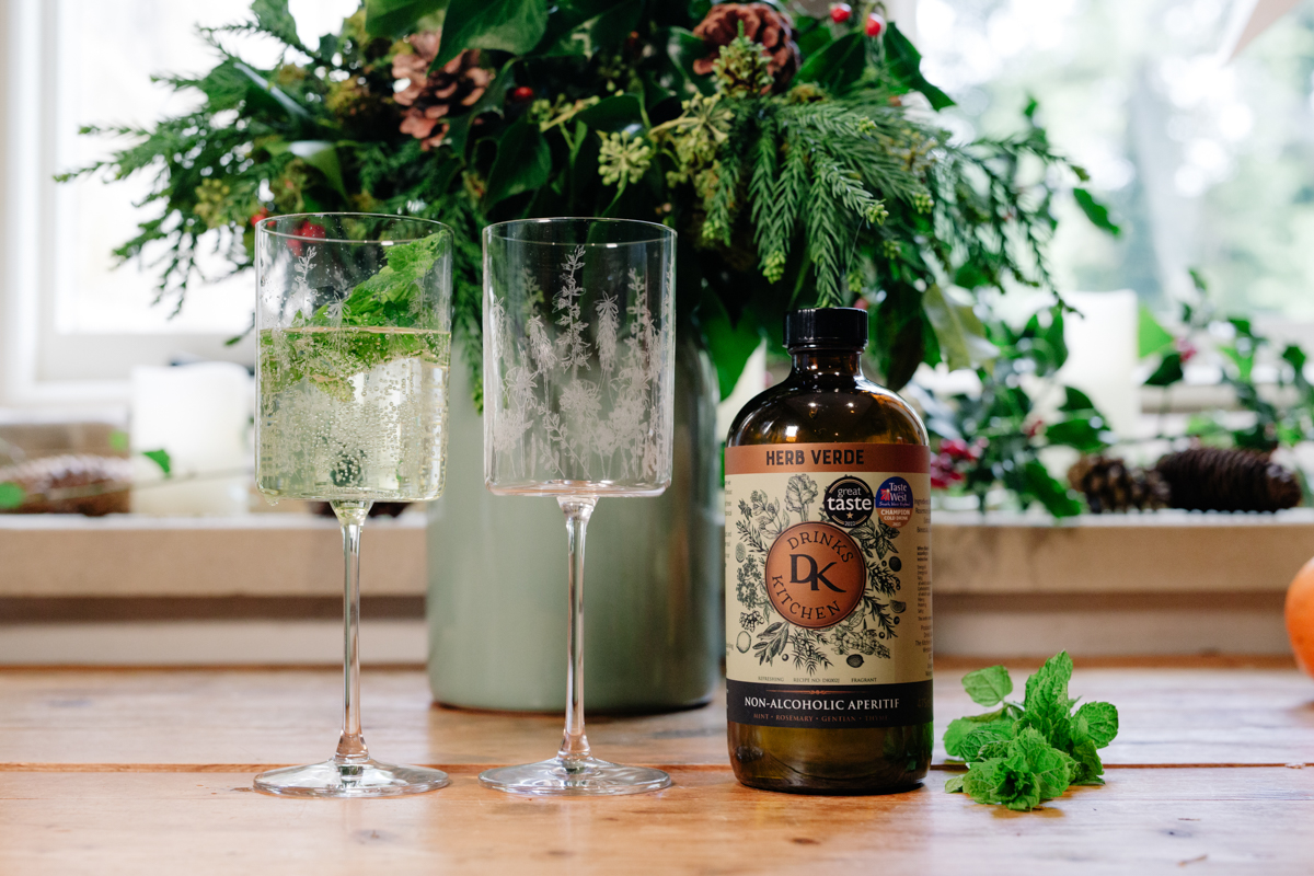 Emma-Britton-Decorative-Glass-Designer-Floral-White-Wine-Glasses-with-Drinks-Kitchen